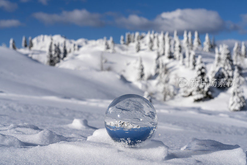 冰冻的冬季景观镜像在镜头球在Velika Planina对蓝色的天空